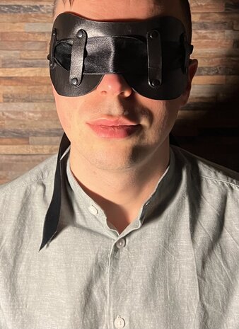 leather blindfold deluxe